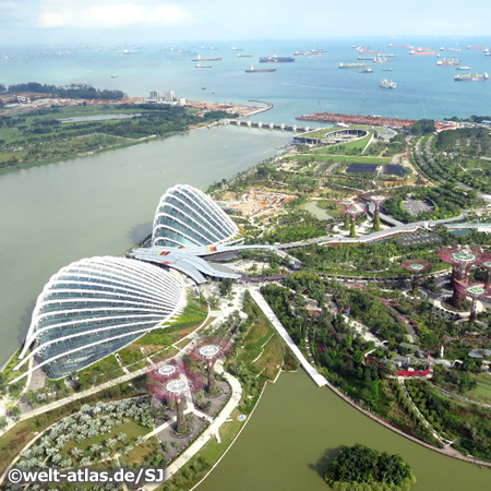 Gläserne Dome und Supertrees im spektakulären Gardens by the Bay, Parkgelände in Singapur