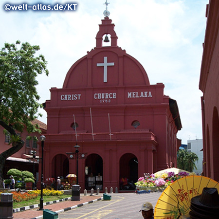 Christ Church of Melaka, red buildings around the place