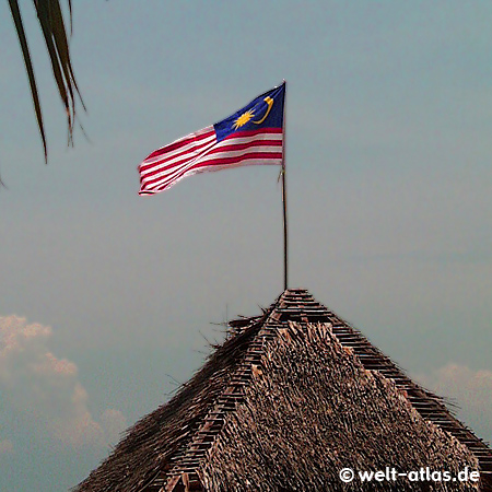 Die malaysische Flagge weht auf einem Sonnendach