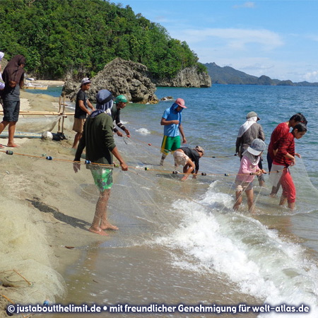 Fischer holen ihr Netz ein – am Strand von Sipalay auf der Insel Negros