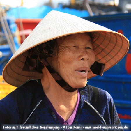 Marktfrau mit Strohhut in Phan Thiet, Vietnam