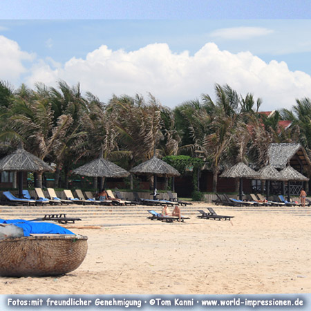 Sonnenschirme am Strand des Sunny Beach Resort, Mui Ne 