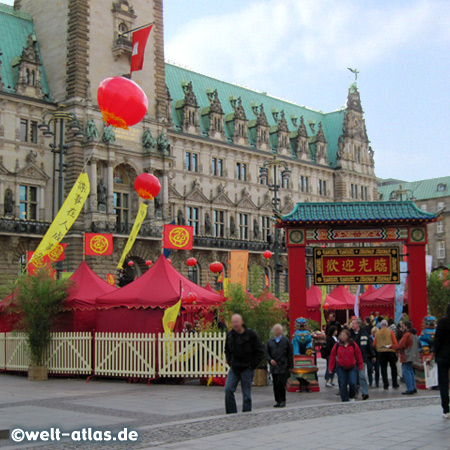 CHINA TIME 2010 - in Hamburg auf dem Rathausmarkt findet ein bunter chinesischer Markt statt - mit kulinarischen Genüssen und Programm