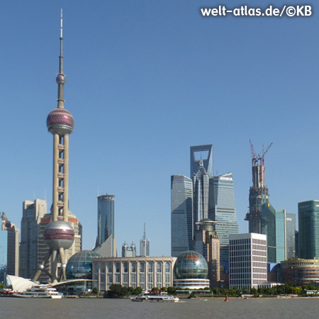 Blick vom Bund über den Huangpu-Fluss hinüber nach Pudong, rechts neben dem Shanghai World Financial Center ist das kommende höchste Gebäude Shanghais im Bau, der Shanghai Tower wird mit 632 m auch das höchste Bauwerk in China