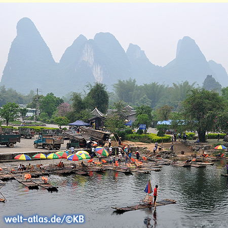 Am Li-Fluß bei Guilin kann man auf Bambusflößen mit gemütlichen Stühlen und Sonnenschirm eine kleine Rafting-Tour machen