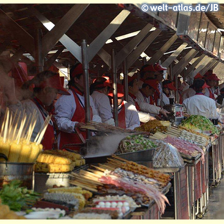 Köstlichkeiten auf dem Markt mit Imbissständen, Beijing