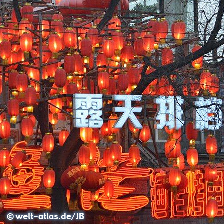 Überall hängen rote Lampions, Glückssymbol, Beijing 