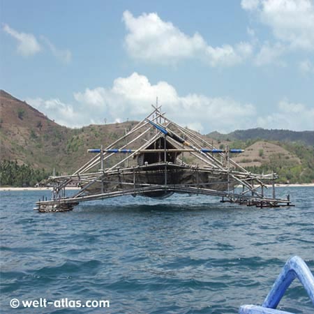 Zwischen Gili Suda und Gili Nanggu Fischer-Stelzenbauten im Wasser (Lombok Süd-West) 