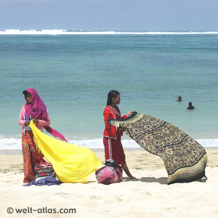 Strandverkäufer (Mädchen) in Kuta, Lombok,Tücher, Sarongs, Wasser, Badende, Lombok-Südküste