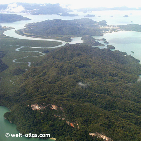 Langkawi aus der Luft, kurz vor der Landung über Pulau Dayang Bunting, Blick Richtung Pulau Tuba. Hinten in der Wolke liegt die Hauptstadt Kuah
