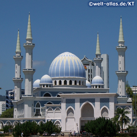 In Kuantan steht diese Moschee (State Mosque) Masjid Negeri, gebaut 1991