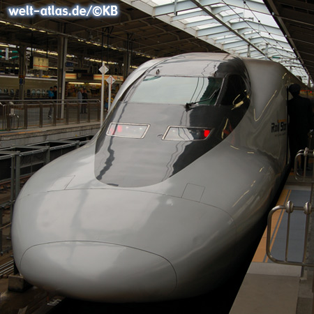 Der Shinkansen - Bullet train - im Bahnhof von Osaka