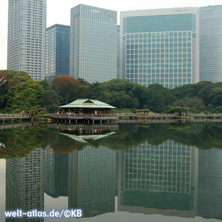 Pond and tea house in Hama Rikyu Gardens and the skyscrapers of Shiodome District