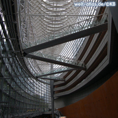 Futuristische Architektur der großen Halle des Tokyo International Forum