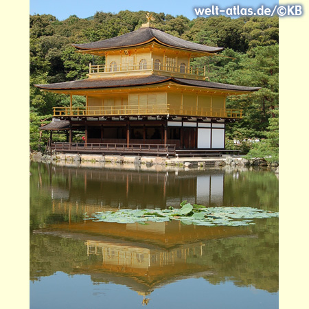 Kinkaku-ji, der Goldene Pavillon spiegelt sich im See – buddhistischer Tempel in Kyoto