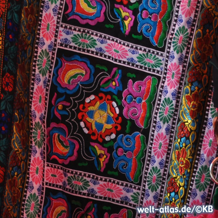 Schöne Textilien und typische Muster der Yao-Minderheit in Longsheng