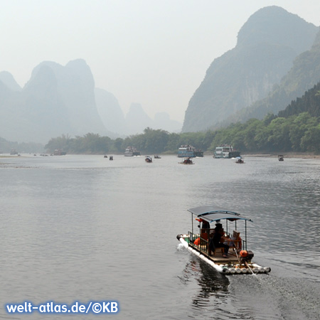 Auf dem Li-Fluß bei Guilin, Bambusflöße mit gemütlichen Stühlen und Sonnenschirm laden zu einer kleinen Tour ein