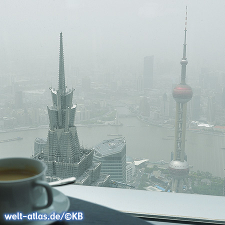 Blick vom Shanghai World Financial Center (SWFC) zum Jin Mao Tower und Oriental Pearl Tower, Pudong, Shanghai