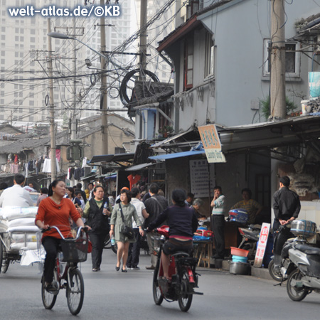 Geschäftige Straßenszene in Shanghai