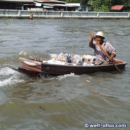 Händler im Boot auf dem Chao Praya