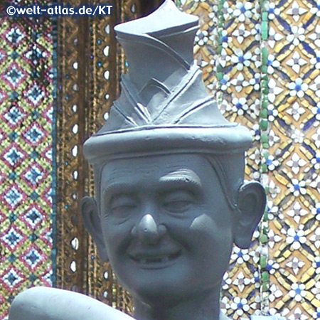 In front of Wat Phra Kaew the small statue of the Hermit Doctor 