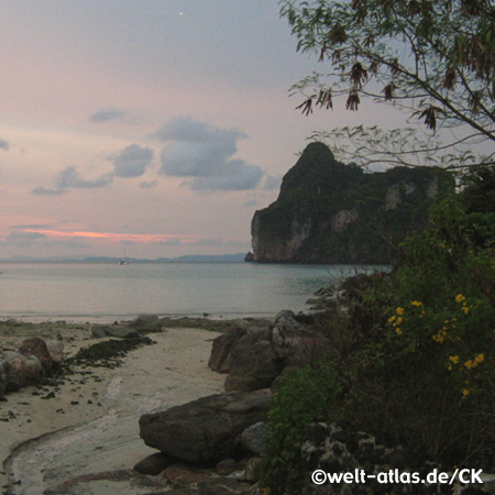 Sonnenuntergang am Strand von Koh Phi Phi