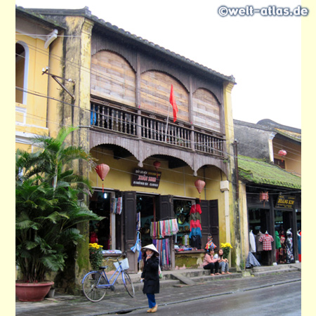 Schöne, historische Gebäude in der Altstadt von Hoi An und viele Einkaufsmöglichkeien, Schneider und Souvenir Shops