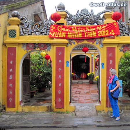 Vor dem Eingangstor zum Tempel in Hoi An