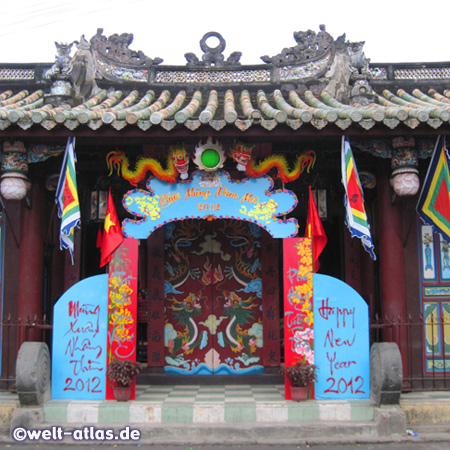 Tor der Ong Pagoda in Hoi An ist zum Tet- oder Neujahrsfest geschmückt