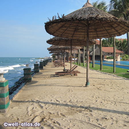 Golden Sand Resort bei Hoi An,wunderschöne Anlage und perfekter Service, leider ist durch Sturmschaden der hoteleigene Strand vollkommen verschwunden, künstlicher Strand wurde neben der großen Poollandschaft aufgeschüttet