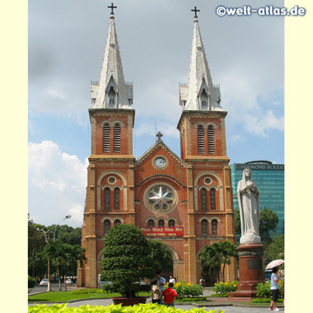 Die Kathedrale Notre-Dame mit der Marienstatue davor gehört zu den wichtigsten christlichen Bauwerken in Vietnam