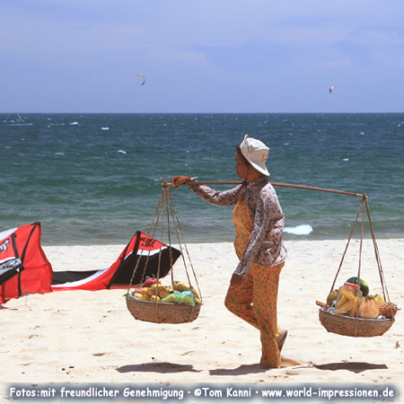 Mui Ne Beach mit Kites und Strandverkäuferin