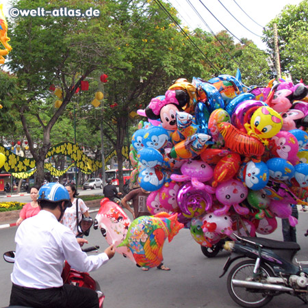 Während der Tet-Feiertage in Saigon sind überall die Luftballonverkäufer zu sehen