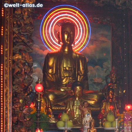 Altar und Buddhastatue im Vinh Trang Tempel, My Tho