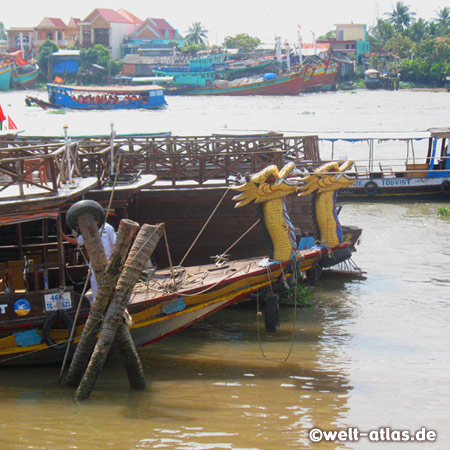 Boats with dragon heads, harbour of My Tho 