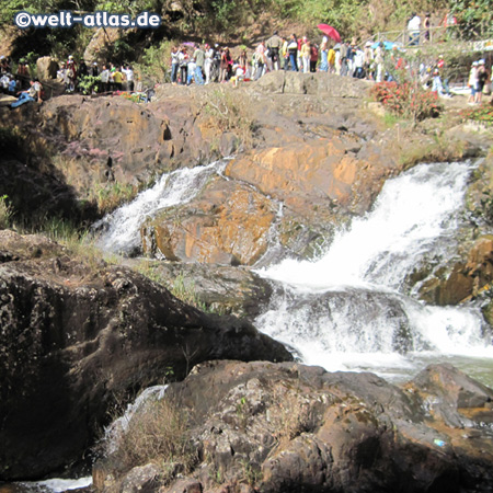 Mit einer Achterbahn geht die Fahrt zum Dalanta Wasserfall