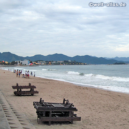 Abendstimmung am Strand, Nha Trang ist das größte Seebad Vietnams 