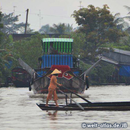 Frau rudernd auf dem Mekong, Mekong Delta, Vietnam