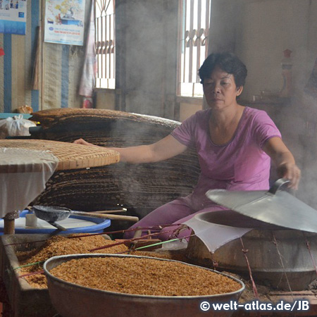 Frau bei der Herstellung von Reispapier, Mekong Delta 