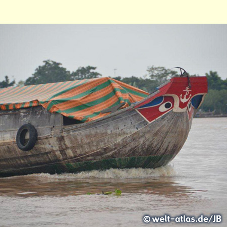 Boote auf dem Mekong haben Augen am Bug, um böse Geister abzuwehren