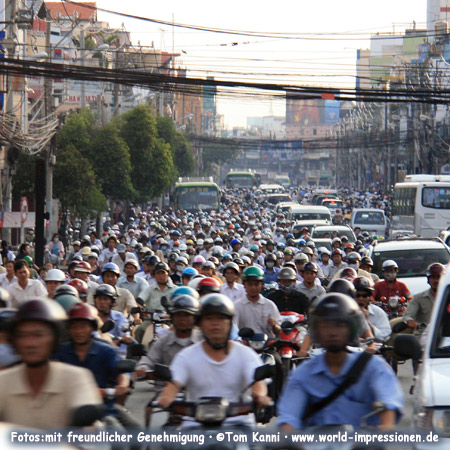 Der Verkehr in Saigon ist der helle Wahnsinn, Millionen von Rollern und Mofas drängen sich durch die Stadt
