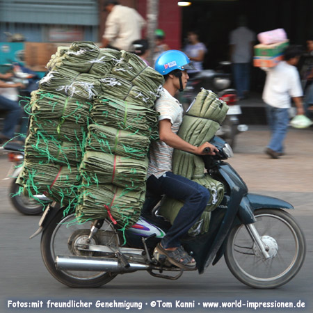 Mann auf seinem Motorroller, Lastentransport in Vietnam