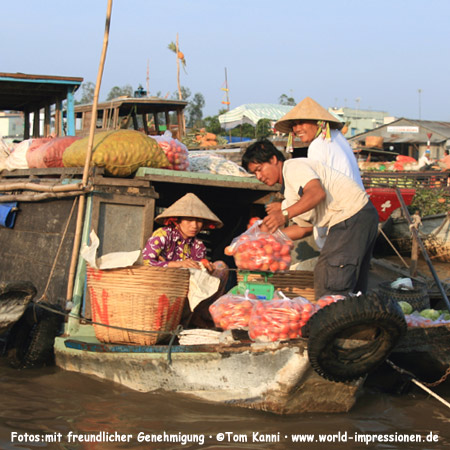 floating market, vendors in boats, Mekong-Delta