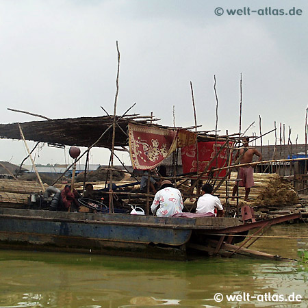 Boote und Flöße auf dem Lake Tonle Sap