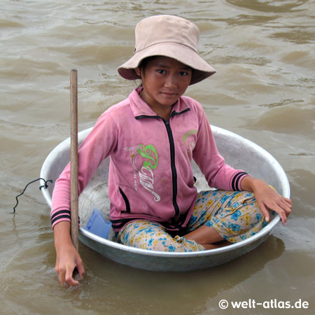 Lake Tonle Sap, young girl