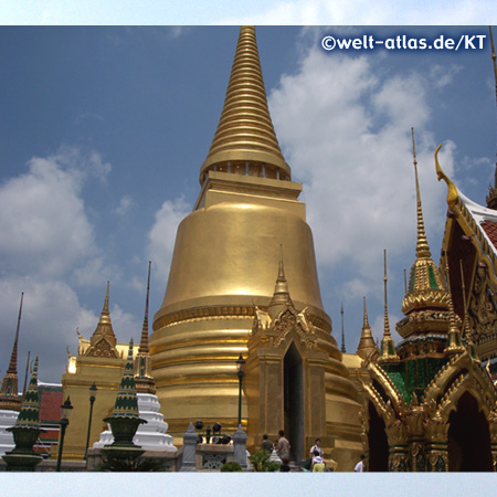 Goldener Chedi im Tempel Wat Phra Kaew (Tempel des Smaragd-Buddha)Phra Sri Rattana Chedi
