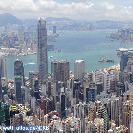 Blick vom Victoria Peak auf Hongkong Central, den Hafen und hinüber nach Kowloon