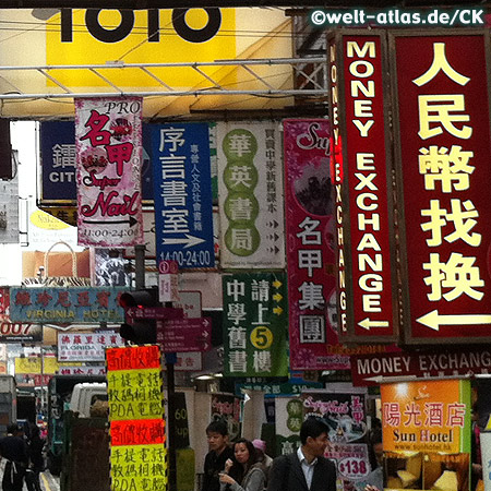 Reklameschilder in der Portland Street in Kowloon, Hong Kong