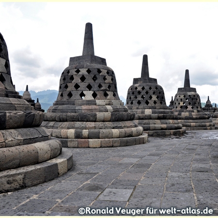 Stupas der buddhistischen Tempelanlage Borobudur bei Yogyakarta auf der Insel Java, UNESCO-Welterbe