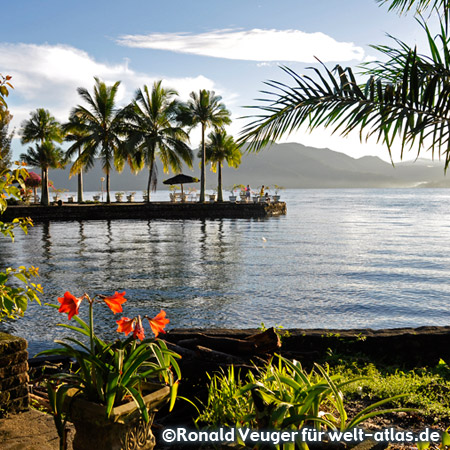 Accommodation in Tuk Tuk at the beautiful Lake Toba, the largest volcanic crater lake of the earth with spectacular scenery